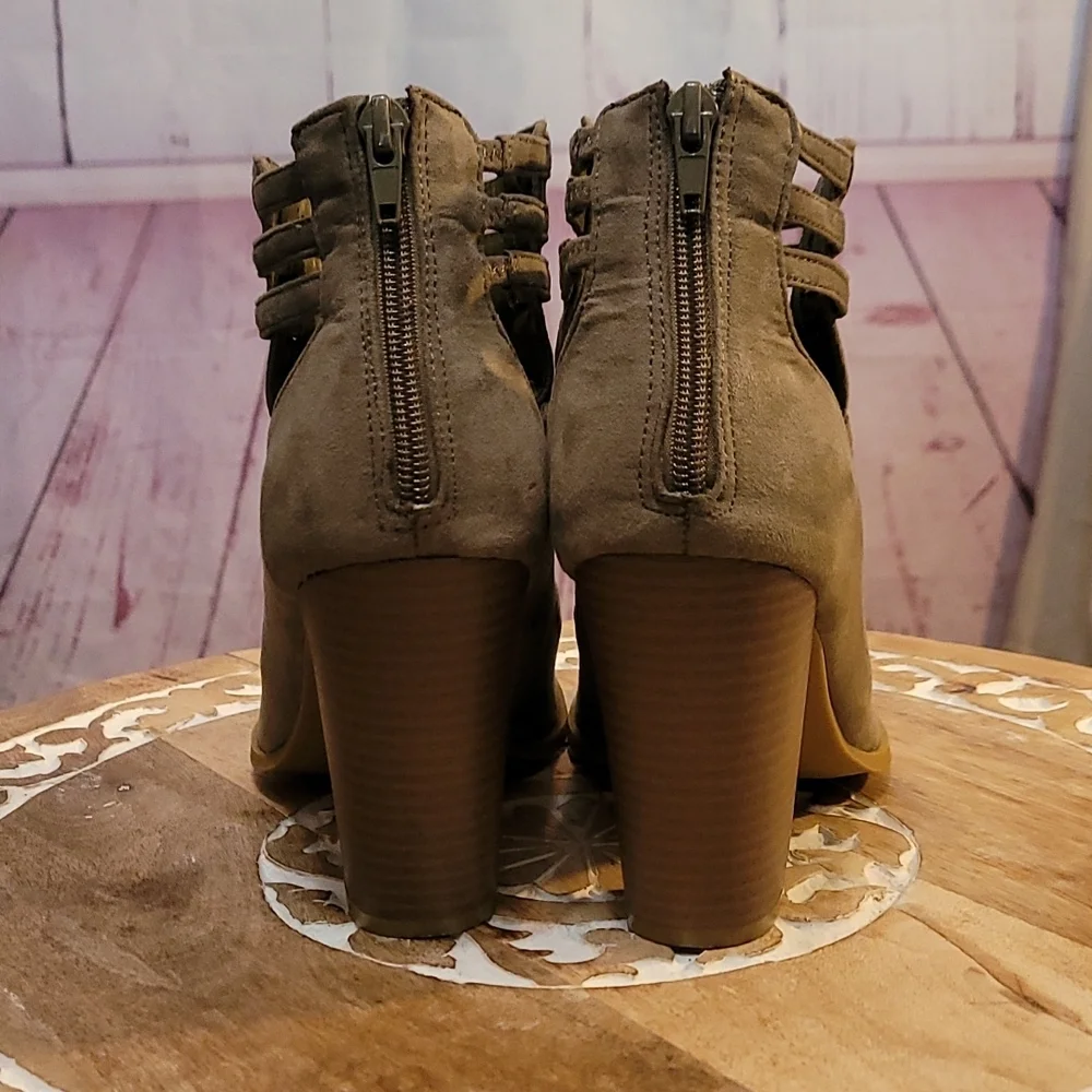 G by Guess Gladiator Stlye Peep-toe Suede Shoes w/Stacked Heel - Taupe - Picture 5 of 12